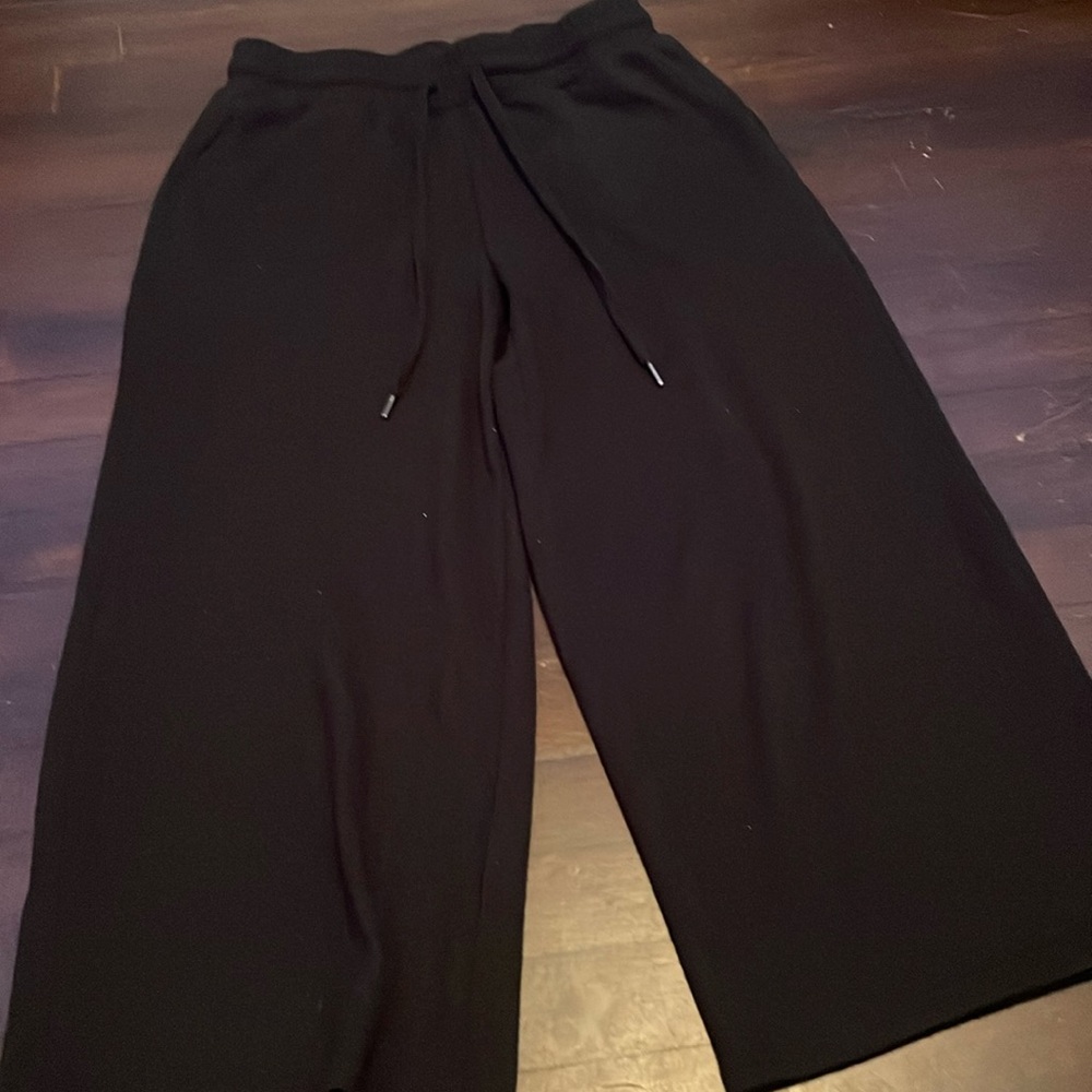 Black joggers. Size small 4-6 in women’s. Never worn, good condition.